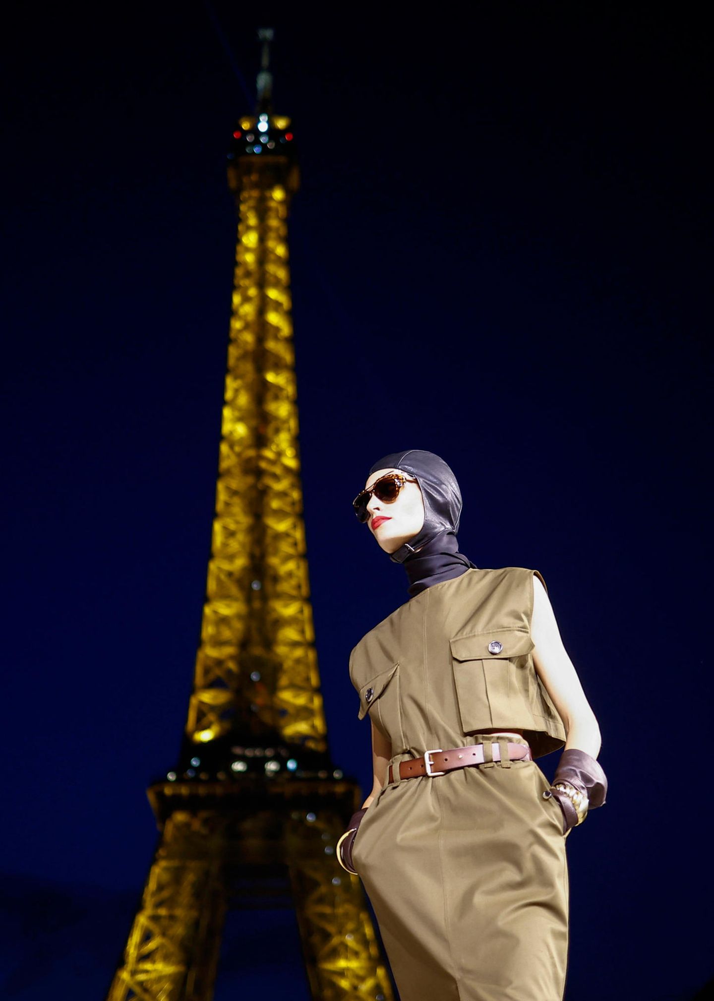 Die nächtliche Kulisse mit leuchtendem Eiffelturm begeistert die Fashion-Week-Fans