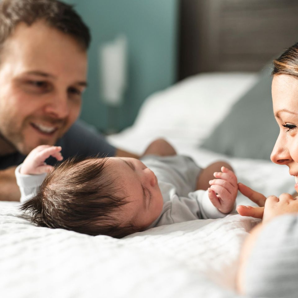 Gleichberechtigung in der Beziehung: Eltern mit Neugeborenem