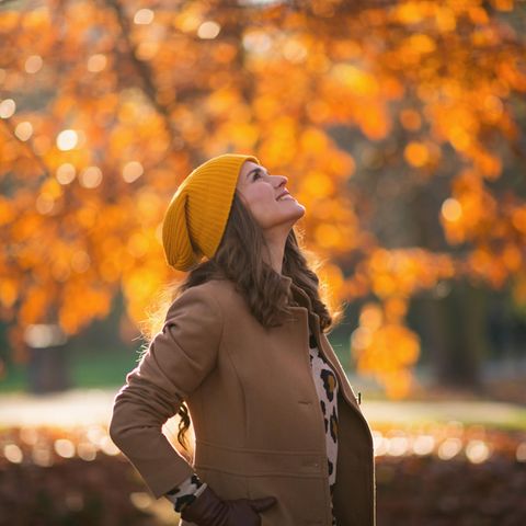 Herbst Hobbys: Glückliche Frau im goldenen Herbst