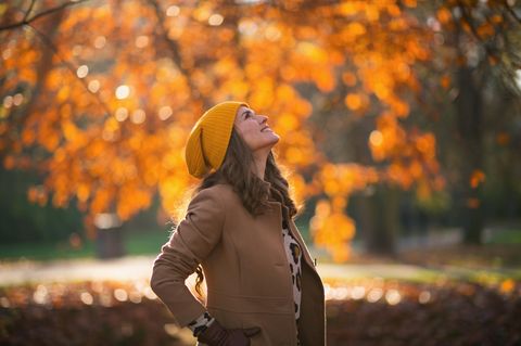 Herbst Hobbys: Glückliche Frau im goldenen Herbst