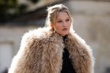 Ob es im September nicht ein wenig warm für einen dicken Mantel ist? Egal, denkt sich Toni Garrn bei der Show von Givenchy: Das Outfit muss sitzen! 
