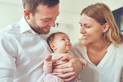 Eltern schauen glücklich ihr Baby an