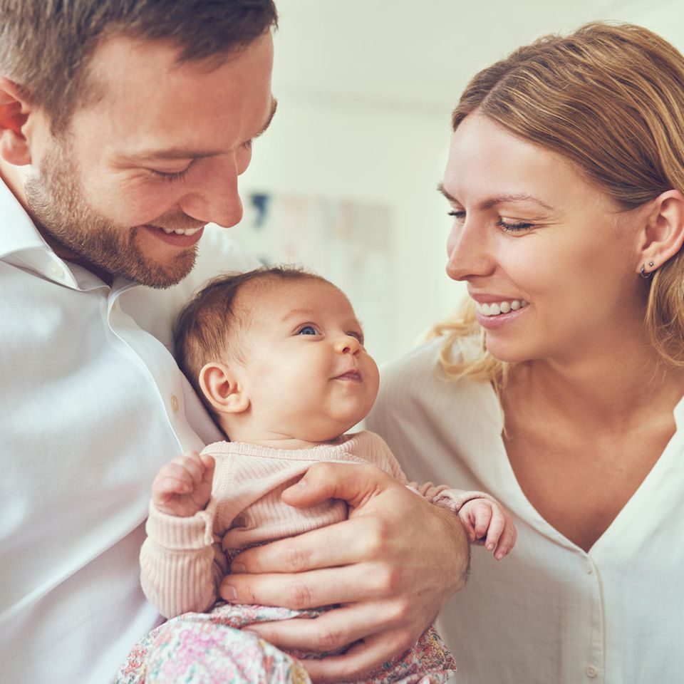 Eltern schauen glücklich ihr Baby an