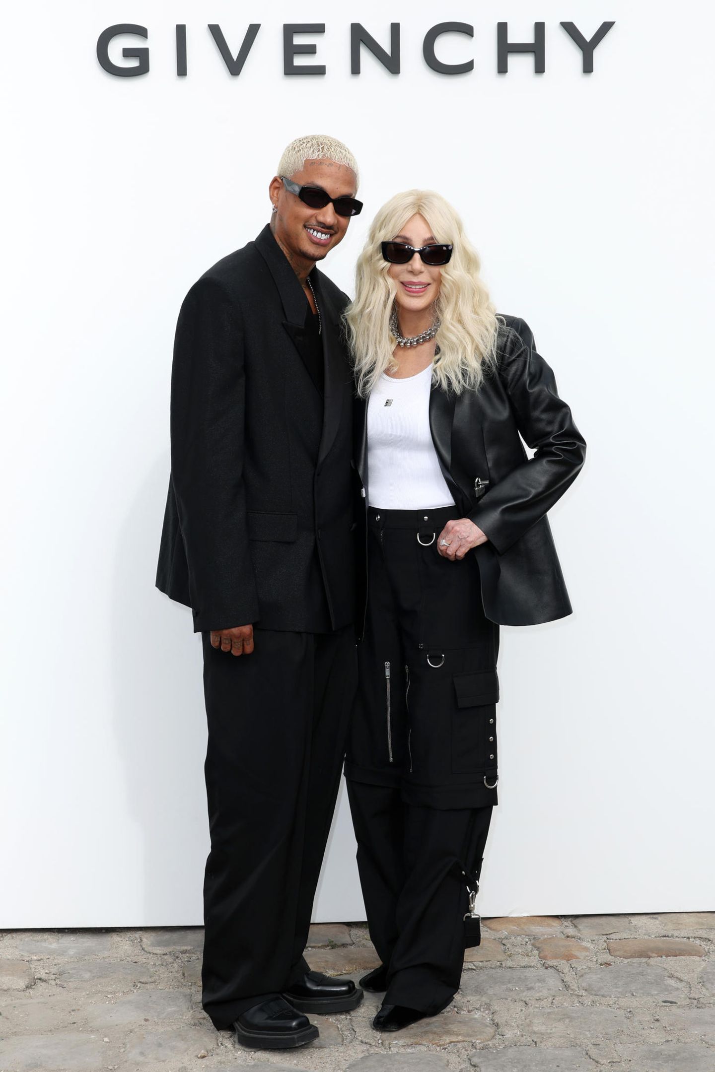Stylisches Liebescomeback: Alexander Edwards und Cher zeigen sich mit passenden Sonnenbrillen und gleicher Haarfarbe bei Givenchy.