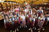 In ganz traditionellen Dirndl-Looks feiern in diesem Jahr die Spielerfrauen des FC Bayern München gemeinsam die Oktoberfest-Zeit.