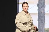 Topmodel Ashley Graham zeigt sich auf dem Weg zur Balenciaga-Show im weiten Trenchcoat-Look extra lässig.