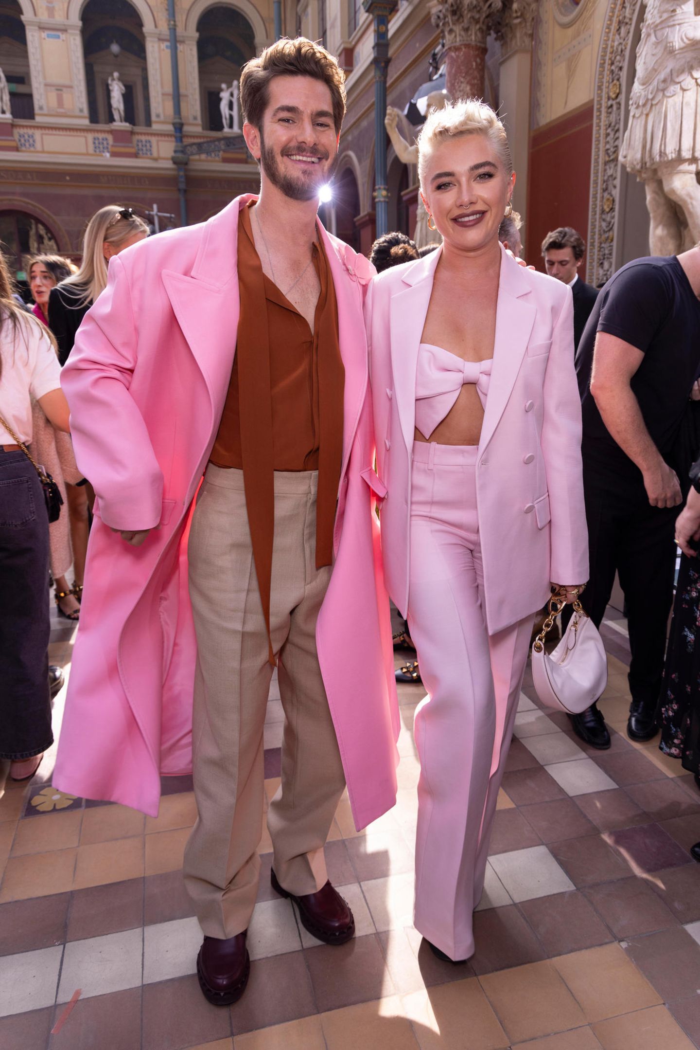 Andrew Garfield und Florence Pugh sind in ihren pink- und rosafarbenen Looks bei der Valentino-Show gar nicht zu übersehen.
