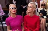Schwestern-Style mit Signalwirkung: Knallige Looks in Pink und Rot haben sich Paris und Nicky Hilton für ihren Besuch bei Valentino ausgesucht.