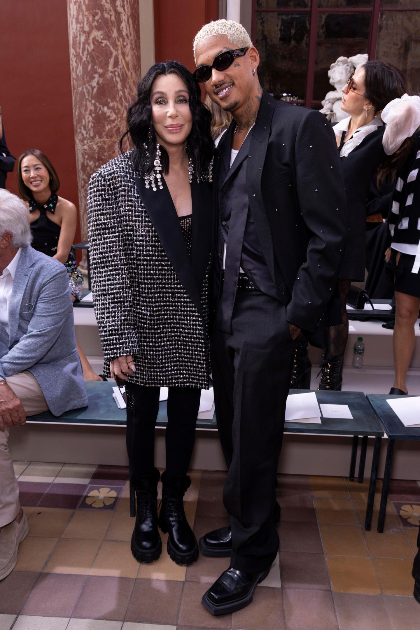 Liebescomeback in Paris: Cher zeigt sich mit Alexander Edwards auch in der Valentino-Front-Row wieder ganz innig, wie Tage vorher schon beim Balmain.