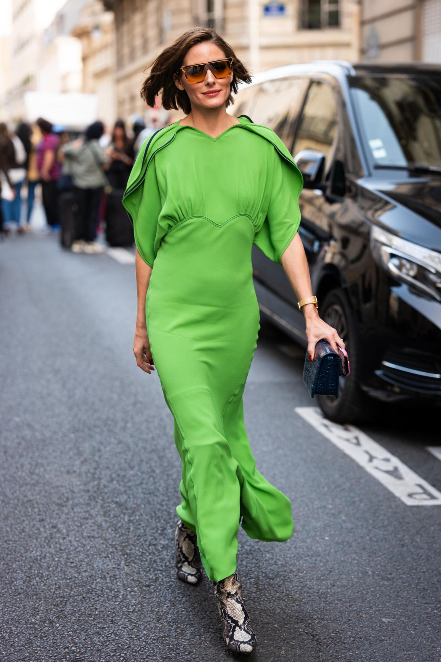 Schwungvoll schwebt Olivia Palermo im leuchtend grünen Victoria-Beckham-Look zur Show der Designerin.