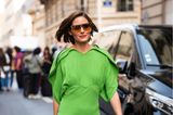 Schwungvoll schwebt Olivia Palermo im leuchtend grünen Victoria-Beckham-Look zur Show der Designerin.
