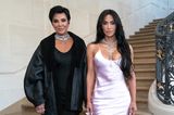 Kris Jenner und Tochter Kim Kardashian haben sich für ihren Besuch der Victoria-Beckham-Show elegante Looks in Schwarz und hellrosa Seide ausgesucht.