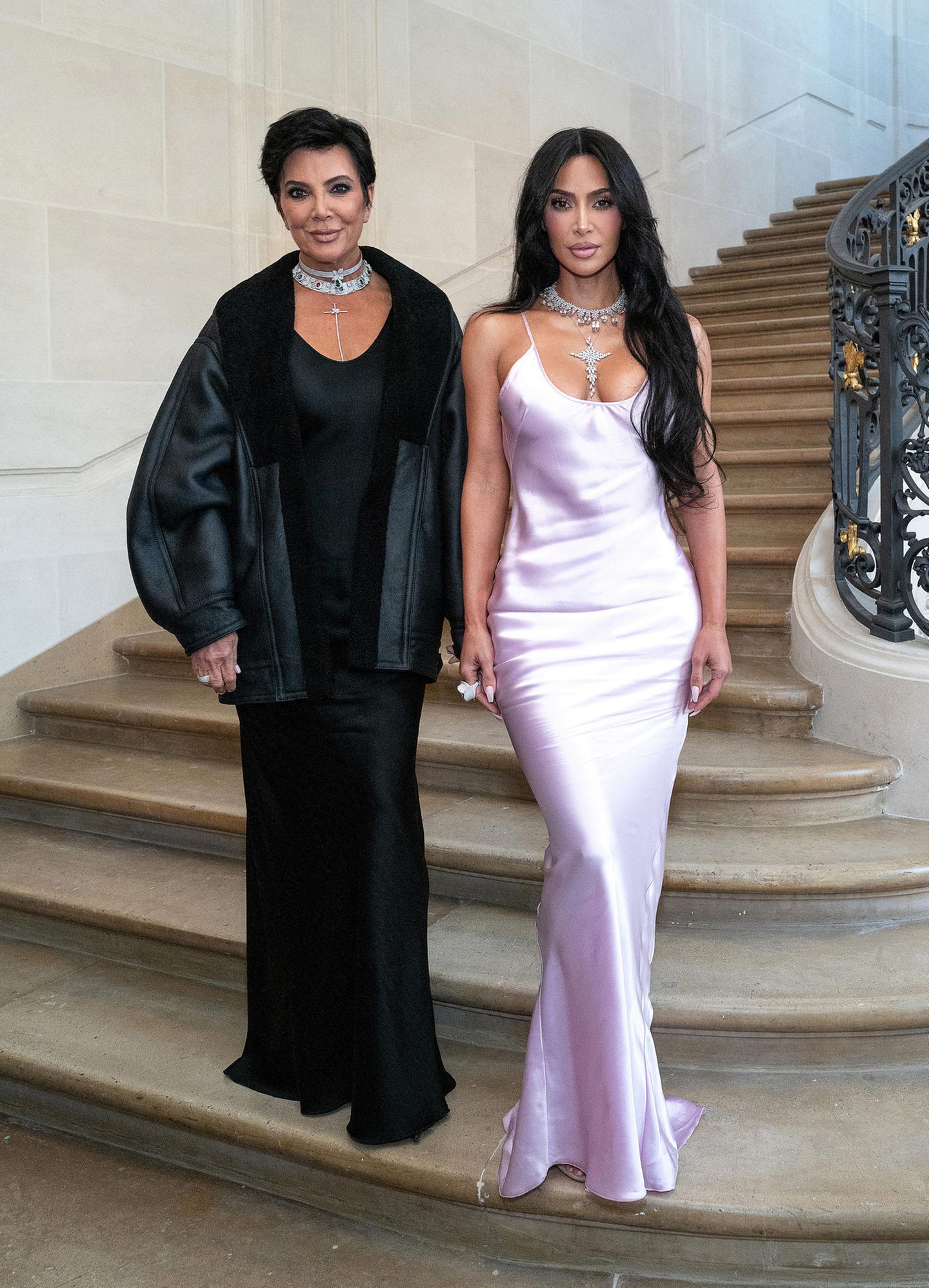 Kris Jenner und Tochter Kim Kardashian haben sich für ihren Besuch der Victoria-Beckham-Show elegante Looks in Schwarz und hellrosa Seide ausgesucht.
