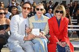 Gleich drei hochkarätige Stars genießen die Pariser Herbstsonne bei der Open-Air-Show von Stella McCartney: Robert Downey Jr., Cate Blanchett und Vogue-Chefin Anna Wintour.