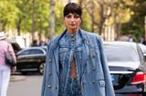 Wer denkt, dass Jeans nur als Hose getragen werden kann, der irrt sich. Auf der Pariser Fashionweek sehen wir außerhalb der Zimmermann Show einen kompletten Denim Look, der sowohl Hemd, Blazer als auch Hose umfasst.