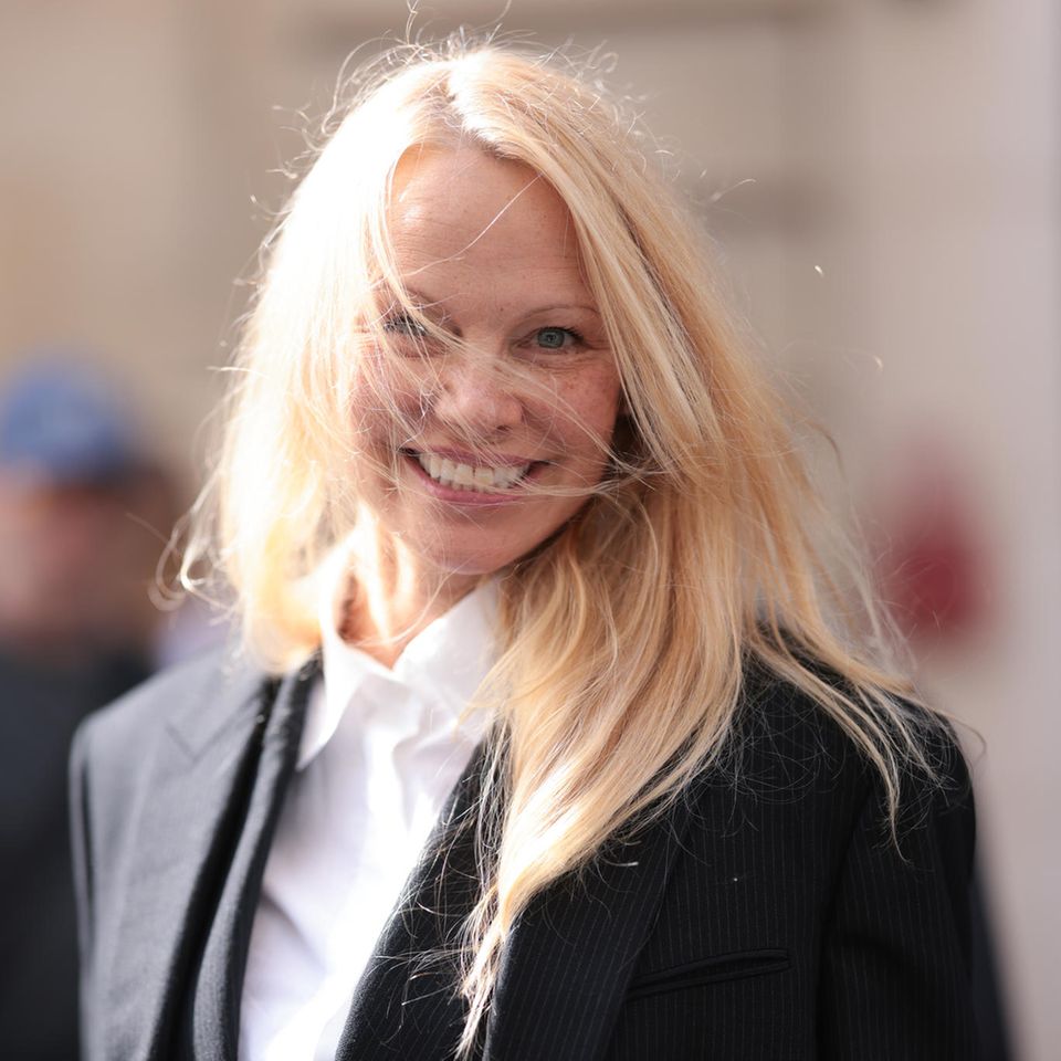 Pamela Anderson zeigt sich auf der Fashion Week in Paris ohne Make-up. Ein Akt der Revolution? 