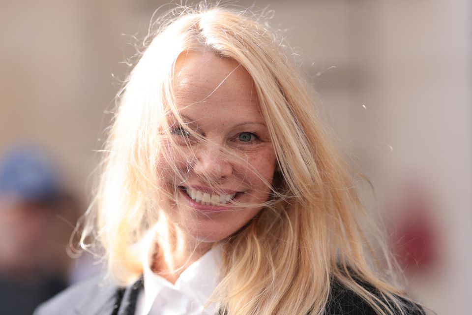 Pamela Anderson zeigt sich auf der Fashion Week in Paris ohne Make-up. Ein Akt der Revolution? 