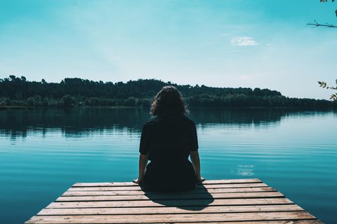 Psychologie: Eine Frau auf einem Steg am See