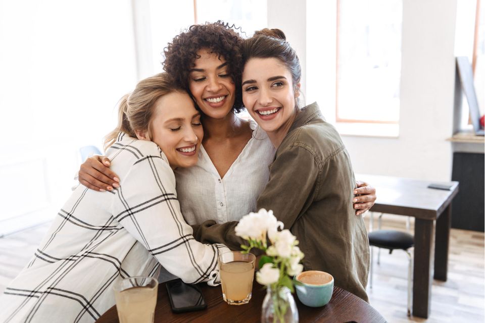 Wusstet ihr, dass Frauenfreundschaften unsere/eure Lebenserwartung erhöhen können?! Wir verraten 3 Gründe, warum die Freundschaft unter Frauen so wertvoll ist. 