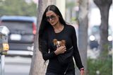 Schwarze Cargohose, Langarmshirt und Schnürschuhe: Demi Moore hält nichts von sonderlich viel Farbe bei ihrem Spaziergang durch Los Angeles. Besser so! So richten sich nämlich alle Augen auf ihren Chihuahua Pilaf.