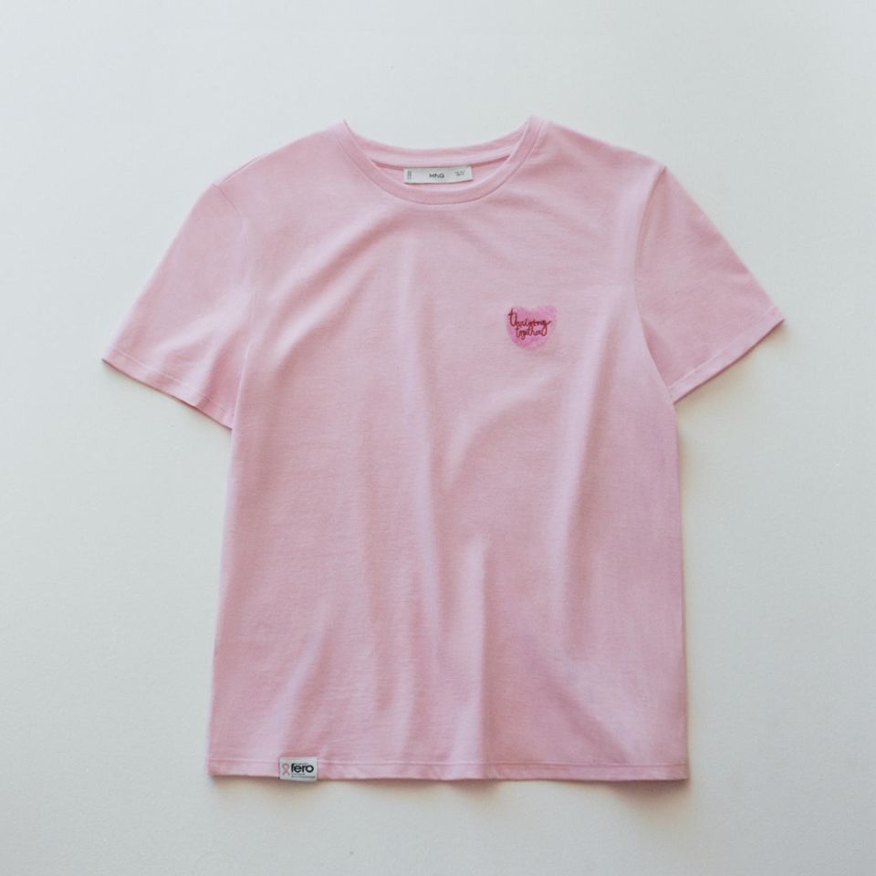 Mango und die Fundación Fero setzen sich das sechste Jahr in Folge gemeinsam im Kampf gegen Brustkrebs ein. Das Unternehmen bringt eine solidarische Kleidungskollektion auf den Markt, deren Erlös komplett an die Stiftung für die Krebsforschung gespendet wird. Darunter auch dieses rosafarbene Shirt für 20 Euro. 