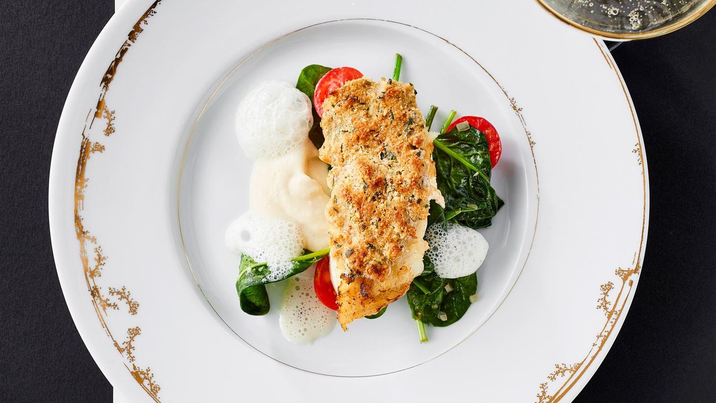 Steinbeißer mit Kardamomkruste und Topinamburpüree | BRIGITTE.de