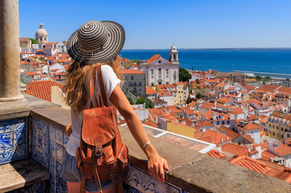 Eine Frau genießt die Aussicht auf Lissabon