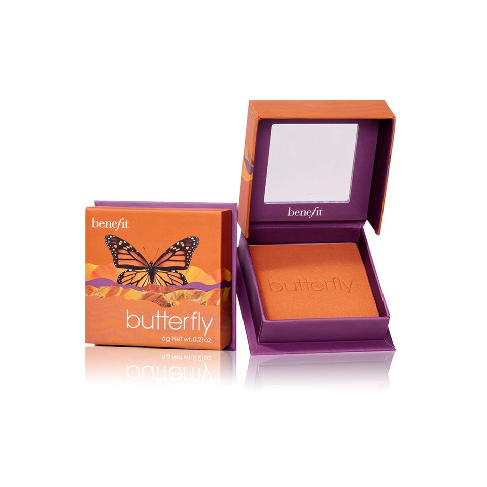 Das "Butterfly Blush" in Orange mit Goldschimmer ist etwas ganz besonderes. Das liegt zum einen daran, dass man ein zartes Orange nur selten auf den Wangen sieht (leider!) und zum anderen daran, dass das Rouge so himmlisch schimmert. On top: Ein weichzeichnender Airbrush-Effekt verleiht dem Make-up-Look ein natürlich-mattes Finish. Von Benefit, kostet etwa 33 Euro. 