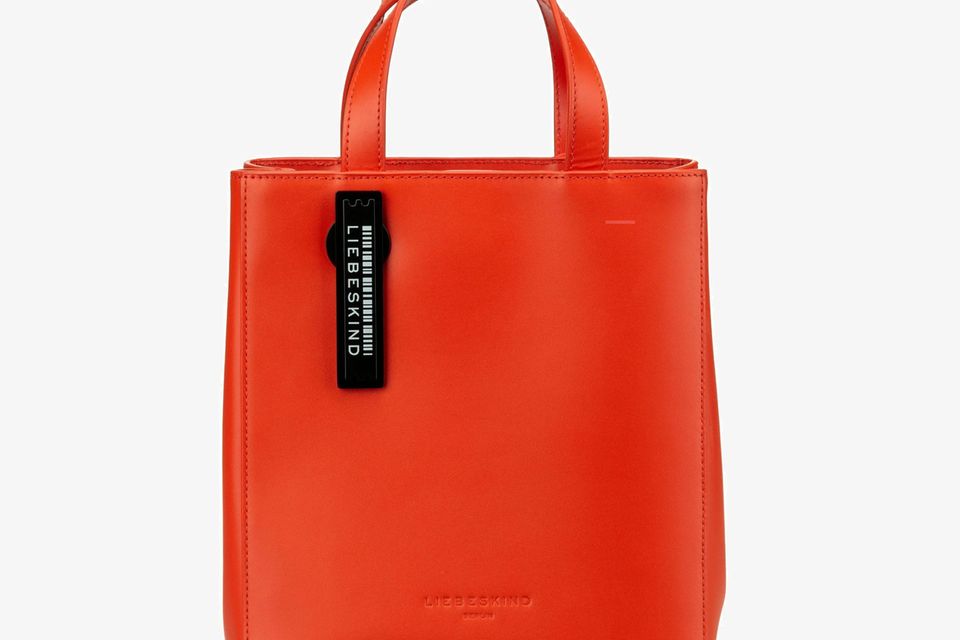 Kleines Orange-Statement von Liebeskind. Die Tasche verfügt mit einer Sicherung über einen modernen Touch. Ideal für die City! Über Zalando, kostet etwa 180 Euro. 