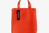 Kleines Orange-Statement von Liebeskind. Die Tasche verfügt mit einer Sicherung über einen modernen Touch. Ideal für die City! Über Zalando, kostet etwa 180 Euro. 