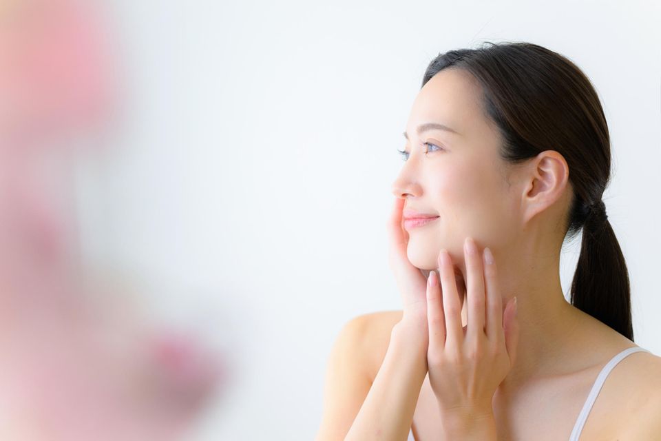 Hautpflegeroutine: Frau mit reiner Haut