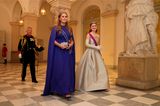Zwei künftige Königinnen unter sich. Prinzessin Amalia der Niederlande und Prinzessin Elisabeth von Belgien laufen zusammen in den Festsaal in Kopenhagen ein und sehen in ihren Abendroben einfach bezaubernd aus. Lustiges Detail: Amalia trägt für den Geburstag von Prinz Christian das gleiche Kleid, das Elisabeth zur Hochzeit von Prinz Hussein von Jordanien trug. Sie scheinen sich auch modisch gut zu verstehen!