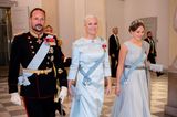 Da scheint sich aber jemand auf die große Party zu freuen. Mette-Marit von Norwegen schreitet mit Ehemann Haakon in den Festsaal auf Schloss Christiansborg und brilliert in einem Kleid von Peter Dundas und im pastellfarbenen Partnerlook mit Tochter Ingrid Alexandra.