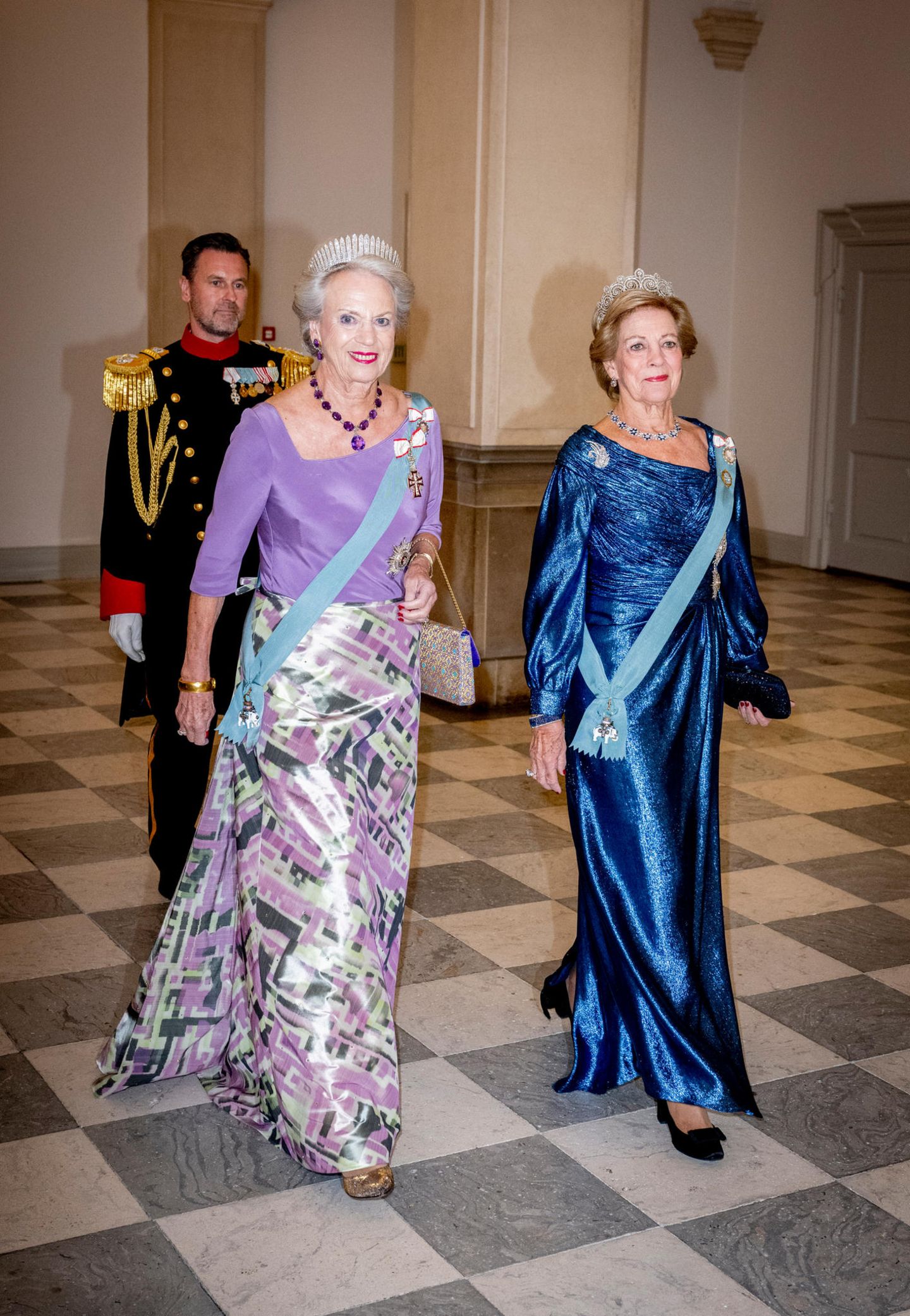 Prinzessin Benedikte und Ex-Königin Anne-Marie sind sich als Schwestern von Königin Magrethe von Dänemark einig: Beide Damen wählen für das Gala-Bankett zu Ehren von Prinz Christian Roben in Blau und Lilatönen. 