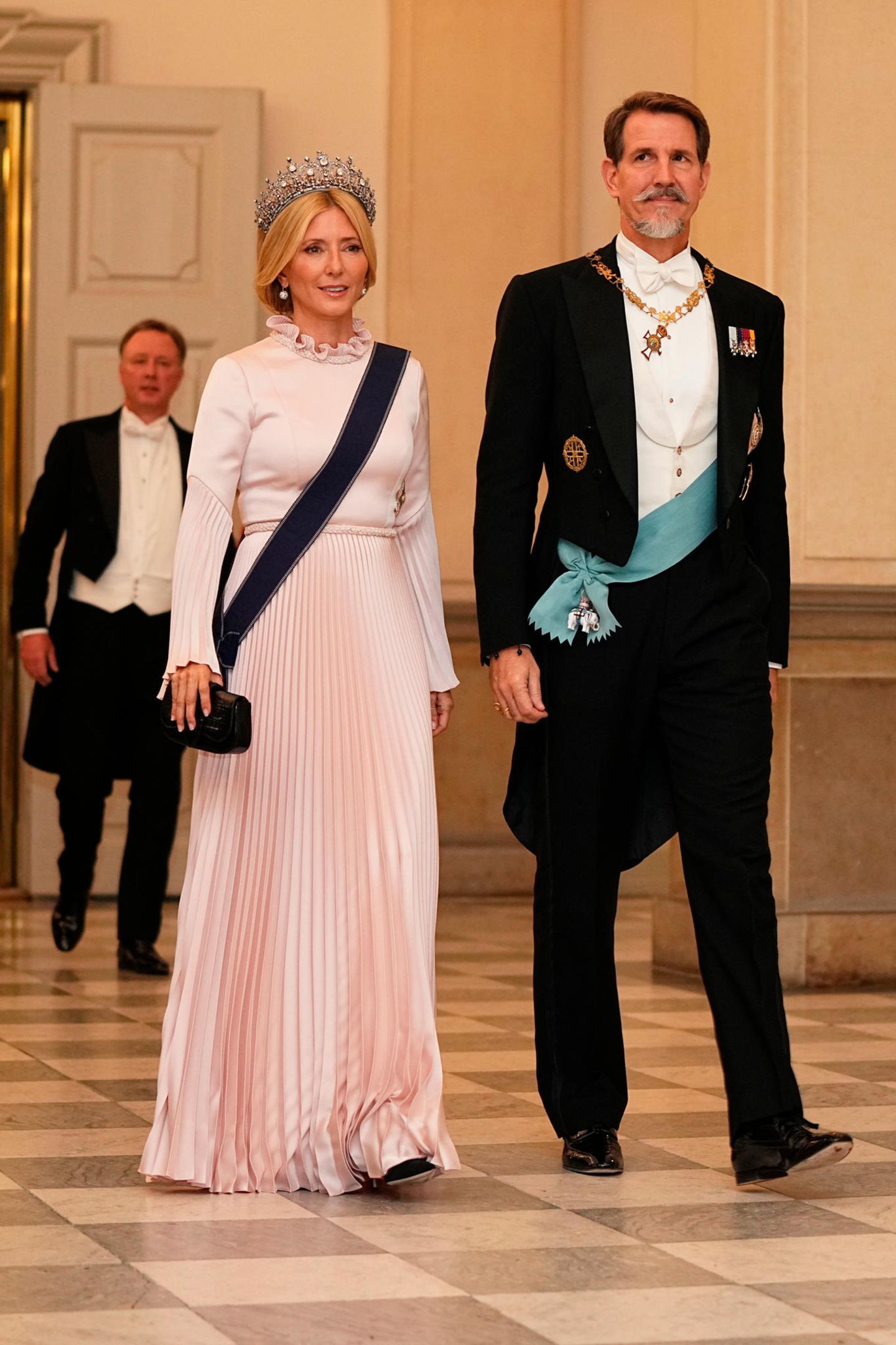 Prinzessin Marie-Chantal und Kronprinz Pavlos lassen sich das Gala-Bankett auf Schloss Christiansborg in Kopenhagen nicht entgehen. Sie setzt auf hochgeschlossen und Puderrosa, er auf Frack und Fliege. 