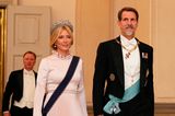 Prinzessin Marie-Chantal und Kronprinz Pavlos lassen sich das Gala-Bankett auf Schloss Christiansborg in Kopenhagen nicht entgehen. Sie setzt auf hochgeschlossen und Puderrosa, er auf Frack und Fliege. 