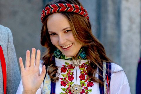 Prinzessin Ingrid Alexandra: Die junge Frau winkt in traditioneller Kleidung