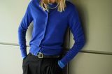 Model in blauer Jacke
