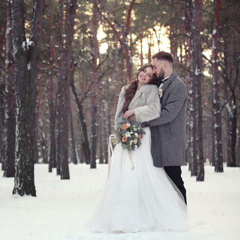 Hochzeitspaar im Schnee