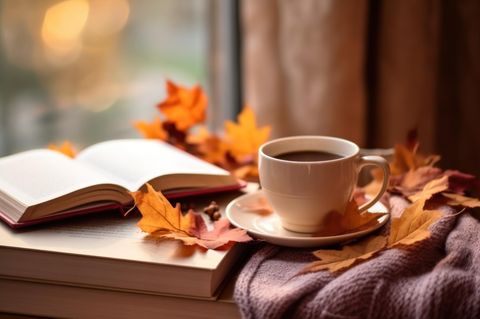 Buchtipps Herbst 2023: Buch liegt neben Blättern und Tasse