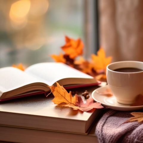 Buchtipps Herbst 2023: Buch liegt neben Blättern und Tasse