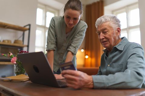 Opa und Enkelin am Laptop