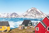 Das epische Eis und die Tundra Grönlands sind absolut faszinierend. Wie gut, dass die Anreise zur größten Insel der Welt 2024 einfacher wird. Zwei neue internationale Flughäfen werden eröffnet: einer in der farbenfrohen Hauptstadt Nuuk, der andere in Ilulissat. Grönland ist ein Sehnsuchtsort für alle Nordlichter und wird in den nächsten Jahren sogar einen Anstieg der Polarlichter-Sichtungen erleben, wenn die Sonnenaktivität voraussichtlich Ende 2024 ihren Höhepunkt erreicht.