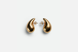 Die "Drop"-Ohrringe von Bottega Veneta haben die Herzen im Sturm erobert! Der vergoldete Schmuck aus Sterlingsilber ist ein wahrer Eyecatcher. Für 580 Euro gehören sie euch – oder ihr setzt auf diese Alternative. 