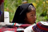 Peru: Ein Mädchen verkauft Dinge an der Straße