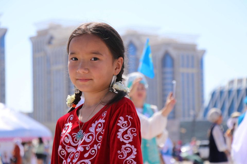 Ein Mädchen steht in Astana, Kasachstan