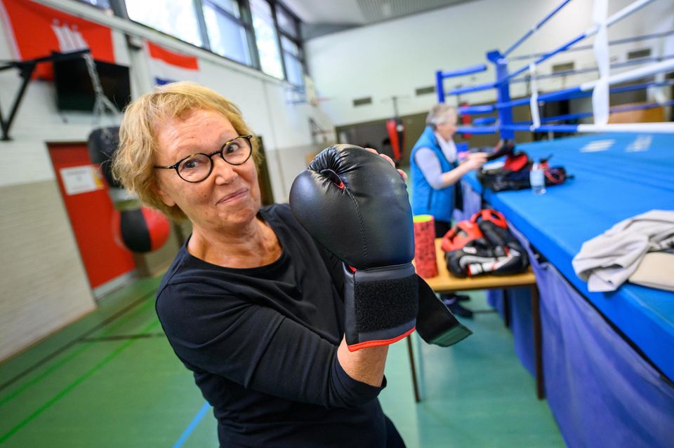 Fertigmachen zum Training in der Parkinson-Gruppe: Karin Schmitt freut sich drauf