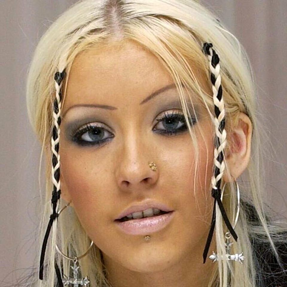 Kann etwas mehr 2000er sein, als dieses Foto von Christina Aguilera? Nicht nur die Concealer-Lippen sind aktuell und in 2024 wieder angesagt. Auch die Augenbrauen, das Augen-Make-up und die geflochtenen Zöpfe erleben gerade wieder einen Hype. 