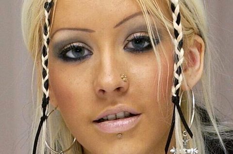 Kann etwas mehr 2000er sein, als dieses Foto von Christina Aguilera? Nicht nur die Concealer-Lippen sind aktuell und in 2024 wieder angesagt. Auch die Augenbrauen, das Augen-Make-up und die geflochtenen Zöpfe erleben gerade wieder einen Hype. 