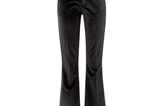 Mit Schwarz kann man nie etwas falsch machen! Diese Flared Pants aus Baumwoll-Mix gibt es für 100 Euro bei Brax.